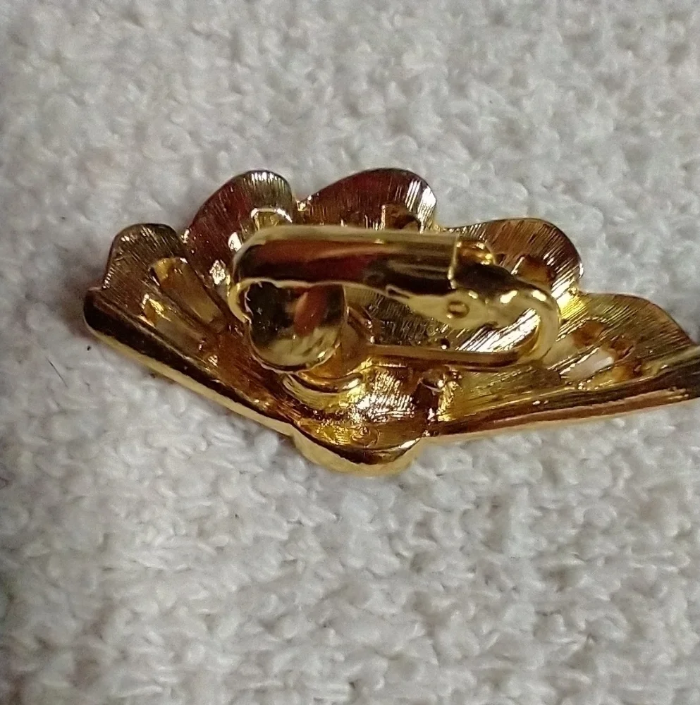 Goldtone faux pearl 🦪 fan shaped clip earrings